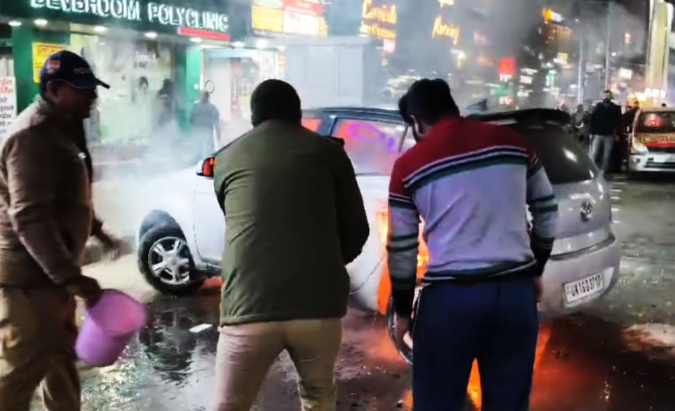 चिंगारी से अचानक कार में आग लग गई और पल भर में वाहन धू-धूकर जलने लगा मौके पर मची अफरा तफरी,,,