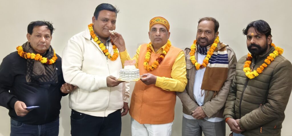प्रेस क्लब महानगर रुड़की रजि०के अध्यक्ष प्रिंस के जन्मदिन पर वरिष्ठ समाजसेवी चौधरी सुभाष नंबरदार ने केक काट दी बधाई,,,
