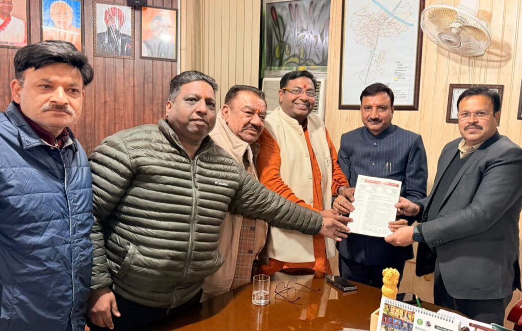 जिला व्यापार मंडल ने शहीद चन्द्रशेखर आजाद चौक पर घंटाघर निर्माण हेतु सौंपा ज्ञापन,अन्य व्यवस्थाओं को लेकर भी निगम अधिकारियों से की चर्चा,,,