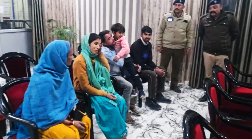 पतंग की चाह में बिछड़ा मासूम सिडकुल पुलिस फरिश्ता बनकर सामने आई और मासूम को सुरक्षित उसके परिवार की गोद तक पहुंचाया,,,