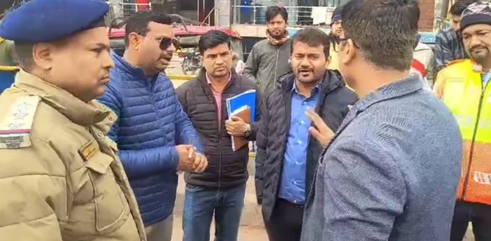 मंगलौर में हाई वे पर चला पीला पंजा: मंगलौर में हाईवे पर लगातार लगने वाले जाम को लेकर आज जॉइन्ट मजिस्ट्रेट दीपक रामचन्द्र सेठ कई घन्टो तक मंगलौर के दौरे पर रहे ,,,