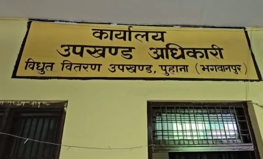 भगवानपुर क्षेत्र के चूड़ियाला गांव के पास  देर शाम एक तेज़ रफ़्तार पिकअप वाहन अनियंत्रित होकर सड़क किनारे लगे बिजली के खंभे से जा टकराई,,,