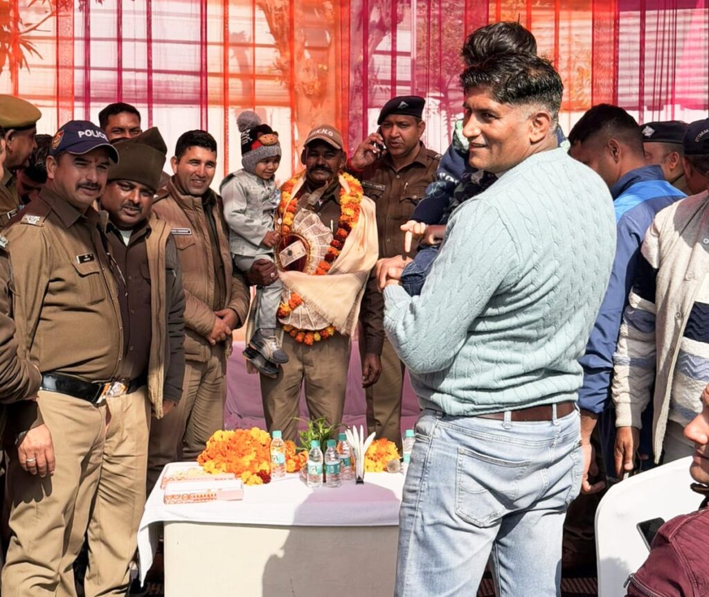 थाना सिडकुल में 36 वर्षों की सेवा के बाद सेवानिवृत्त हुए होमगार्ड जवान महिपाल सिंह का हरिद्वार पुलिस ने रिवाज से हटकर किया विदाई कार्यक्रम ,,,