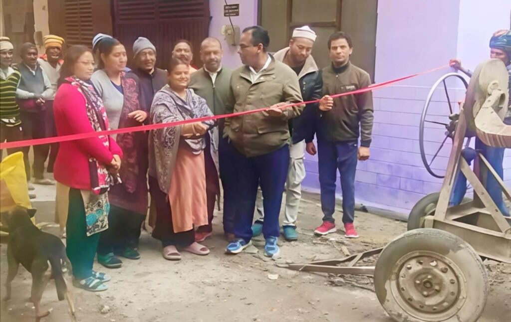 वार्ड 44 त्रिमूर्ति नगर में निरंतर चल रहे विकास कार्यों की कड़ी को आगे बढ़ाते हुए वार्ड की आनन्द विहार कॉलोनी में सीसी सड़क निर्माण कार्य की रखी विधिवत नींव ,,,