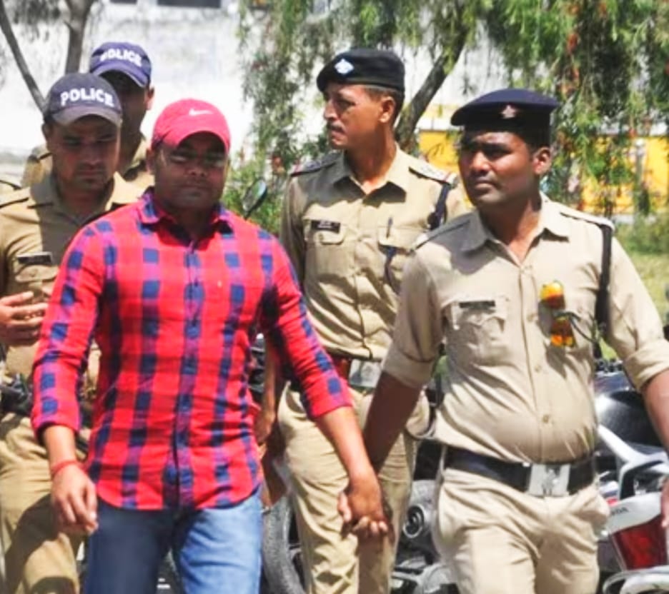 जांच के दौरान कुख्यात प्रवीण वाल्मीकि की सेल  में शौचालय से स्मार्ट वॉच, चार्जर और डेटा केबल बरामद होने से हड़कंप,,,