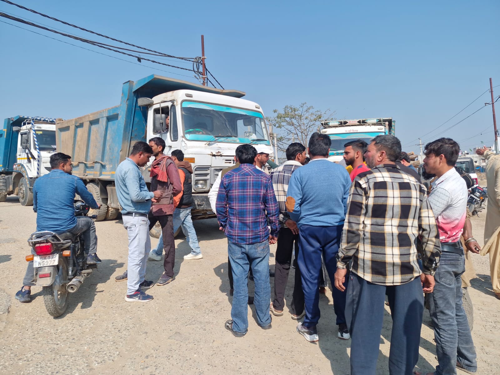 कलियर–सोहलपुर मार्ग पर खनन सामग्री से भरे भारी डंपरों के अनियंत्रित आवागमन से उपजी गंभीर समस्याओं को लेकर स्थानीय जनप्रतिनिधियों का आक्रोश दिया ज्ञापन,,,