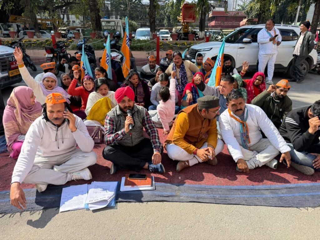 नगर निगम परिसर में सुराज सेवा दल के दर्जनों कार्यकर्ताओं ने शहर की विभिन्न जनसमस्याओं को लेकर किया धरना-प्रदर्शन ,,,