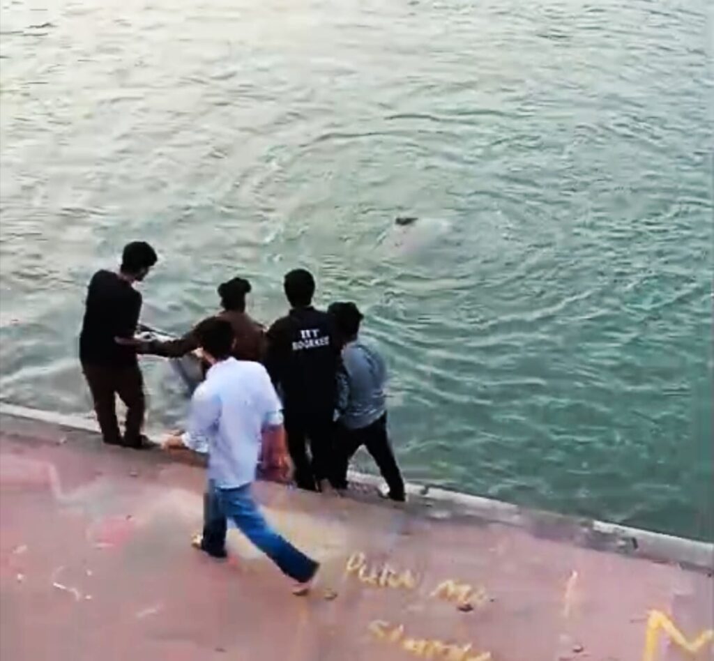 दोस्तों के साथ घूमने आए आईआईटी रुड़की के एक छात्र के साथ गंगनहर किनारे हुआ दर्दनाक हादसा,,,