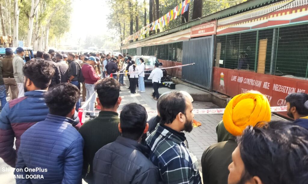 शहर के तिब्बती मार्केट क्षेत्र में बुधवार को दिनदहाड़े एक युवक की गोली मारकर की हत्या ,,,