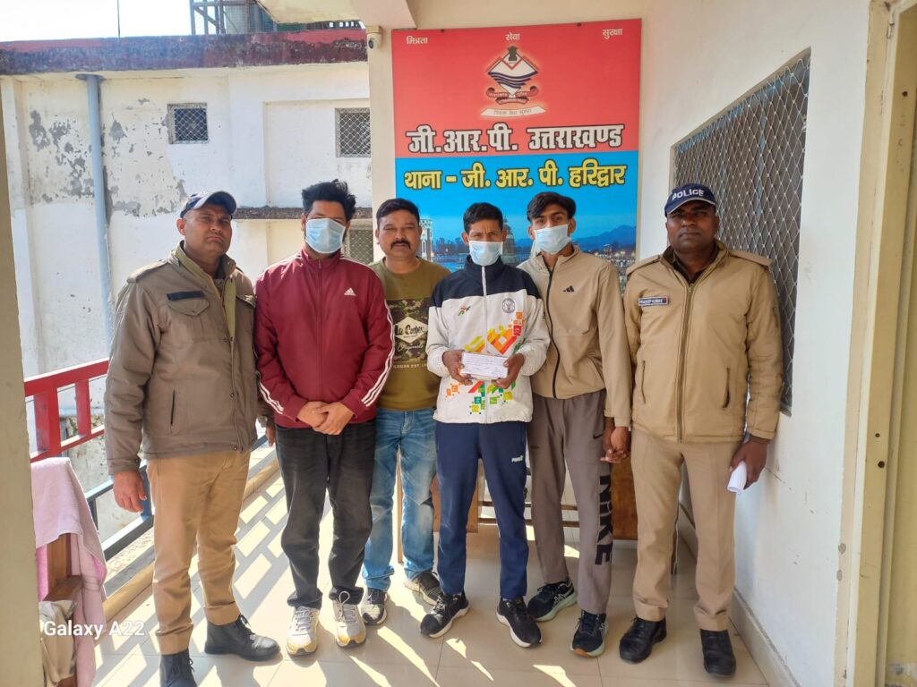 चलती ट्रेनों में यात्रियों के मोबाइल और पर्स पर हाथ साफ करने वाले शातिर गिरोह का जीआरपी हरिद्वार पुलिस ने किया पर्दाफाश,,,