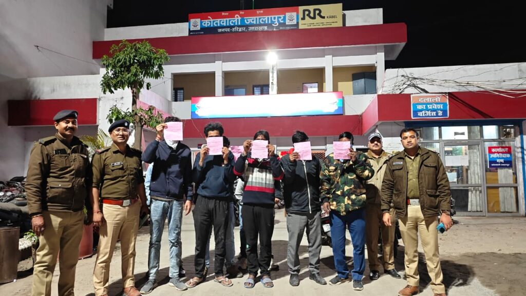 सार्वजनिक स्थानों और ढाबों में बैठकर शराब पीकर हुड़दंग मचाने वाले युवकों के खिलाफ ज्वालापुर पुलिस ने सख्त, 22 व्यक्तियों को मौके से गिरफ्तार,,,