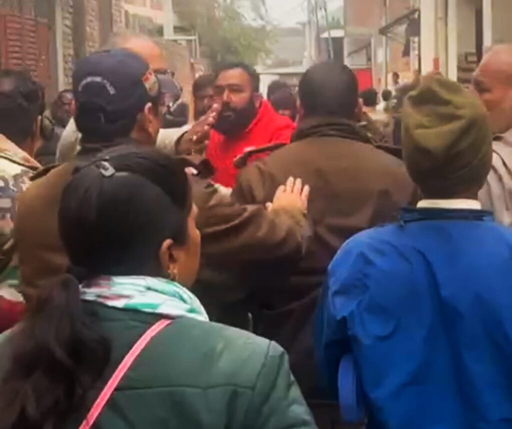 बहादुरपुर जट गांव में बुधवार सुबह करीब छह बजे बिजली चोरी की सूचना पर की गई छापेमारी टीम का ग्रामीणों ने किया विरोध,,,