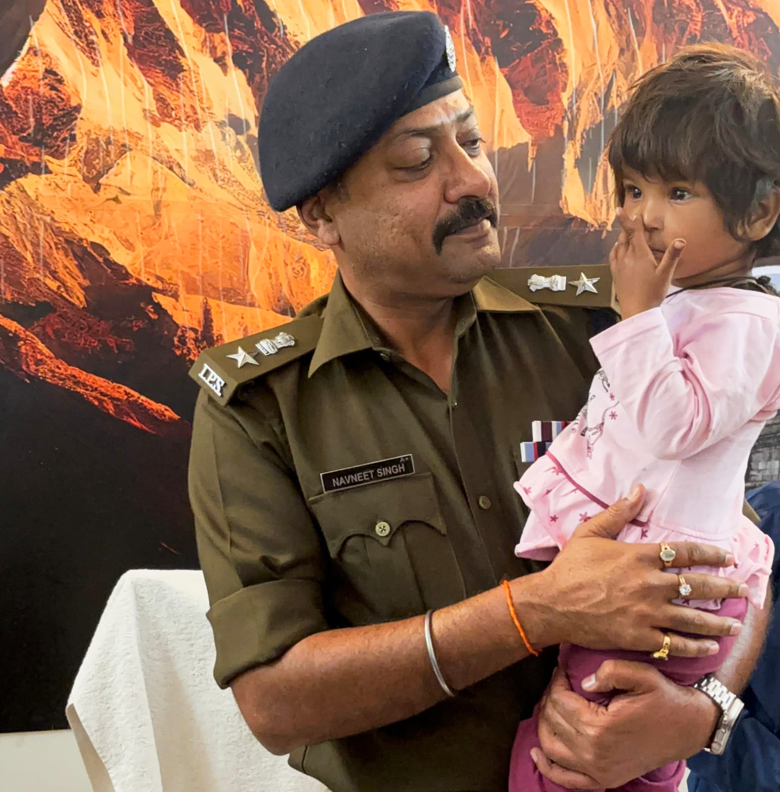 देर रात हुए मासूम बच्ची के अपहरण मामले में पुलिस की त्वरित कार्रवाई रंग लाई। फुटपाथ से चोरी हुई दो वर्षीय बच्ची को पुलिस ने महज चार घंटे के भीतर सकुशल बरामद ,,,