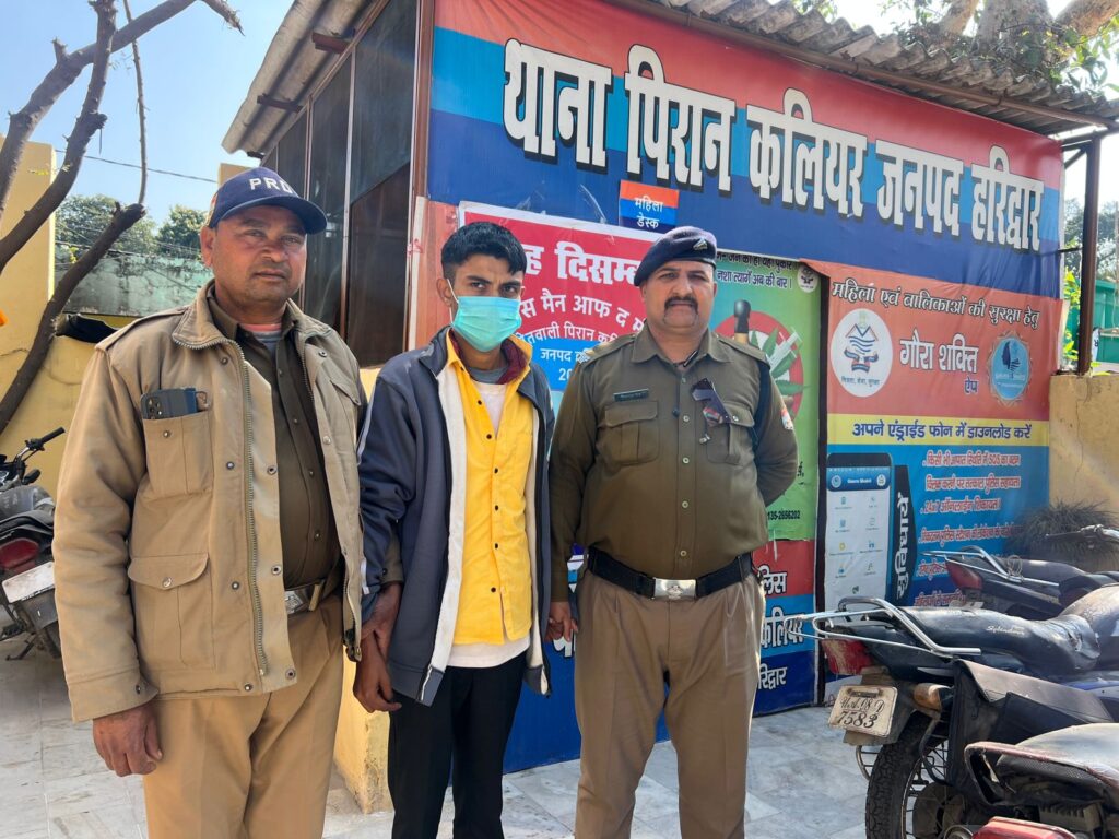हरिद्वार में फर्जी दस्तावेज बनाने के बड़े खेल का पुलिस ने भंडाफोड़ किया है। जनसेवा केन्द्र की आड़ में जन्म प्रमाण पत्र सहित कई सरकारी दस्तावेज तैयार कर रहे एक युवक को किया गिरफ्तार ,,,