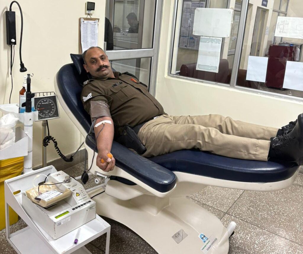 उत्तराखंड पुलिस के एक जवान ने रोज़ा होने के बावजूद एक अंजान महिला की जान बचाने के लिए अपना रोज़ा तोड़कर किया रक्तदान ,,,