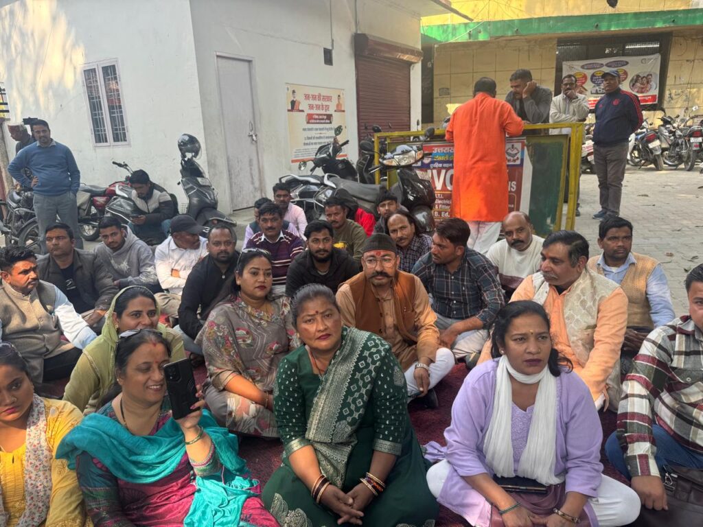 ब्लैकमेलिंग, भूमिगत सौदेबाजी और नशे के कारोबार पर रोक लगाने की मांग को लेकर सुराज सेवा दल के सैकड़ों कार्यकर्ताओं ने जिलाधिकारी कार्यालय पर जोरदार किया प्रदर्शन,,,