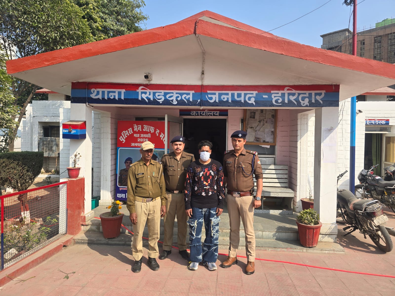गैंगस्टर एक्ट के तहत वांछित 5000 रुपये के इनामी नशा तस्कर को पुलिस ने किया गिरफ्तार,,,