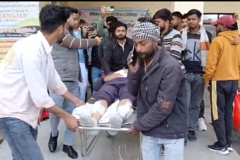 खूनी संघर्ष के बीच मसीहा बनी मंगलौर पुलिस, तड़पते घायलों को सरकारी गाड़ी में लादकर अस्पताल भागे कोतवाल,पुलिस की फुर्ती से टला बड़ा हादसा,,,