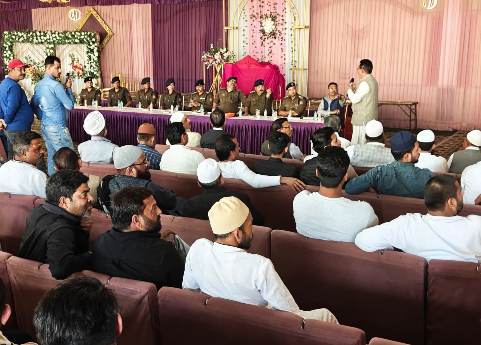 रमजान माह और आगामी होली पर्व को सकुशल व सौहार्दपूर्ण ढंग से संपन्न कराने के उद्देश्य से एसएसपी नवनीत सिंह भुल्लर के निर्देश पर कोतवाली ज्वालापुर क्षेत्र में शांति समिति की महत्वपूर्ण गोष्ठी,,,