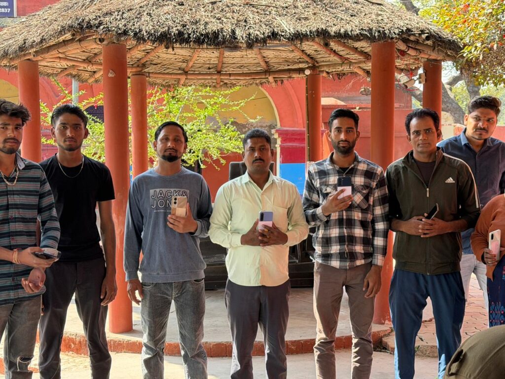 मोबाइल खोने के बाद हताश बैठे लोगों के चेहरों पर फिर से खुशी की चमक आयी लौट ,,,