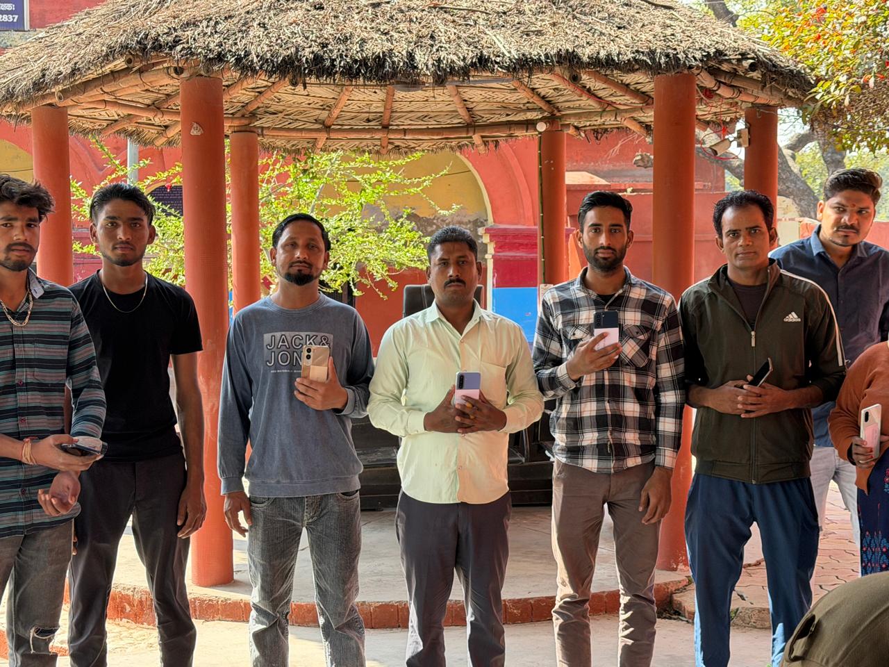 मोबाइल खोने के बाद हताश बैठे लोगों के चेहरों पर फिर से खुशी की चमक आयी लौट ,,,