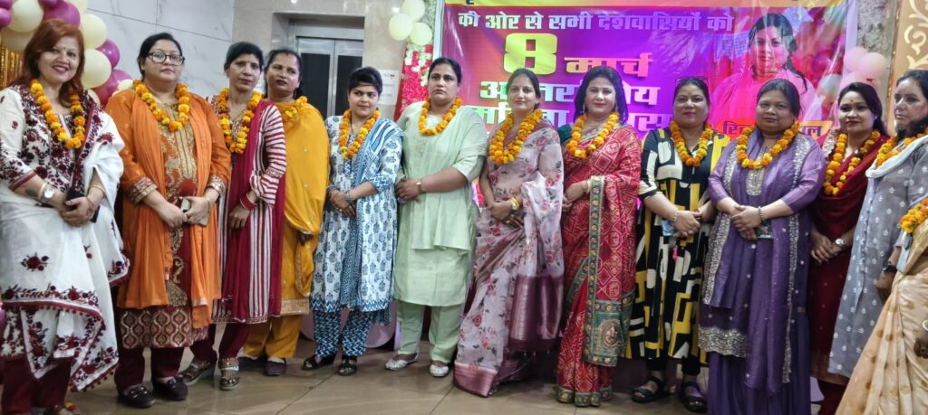 सृष्टि जनसेवा वेलफेयर सोसाइटी के तत्वाधान में हुए कार्यक्रम में अंतर्राष्ट्रीय महिला दिवस पर किया गया महिलाओं का सम्मान
