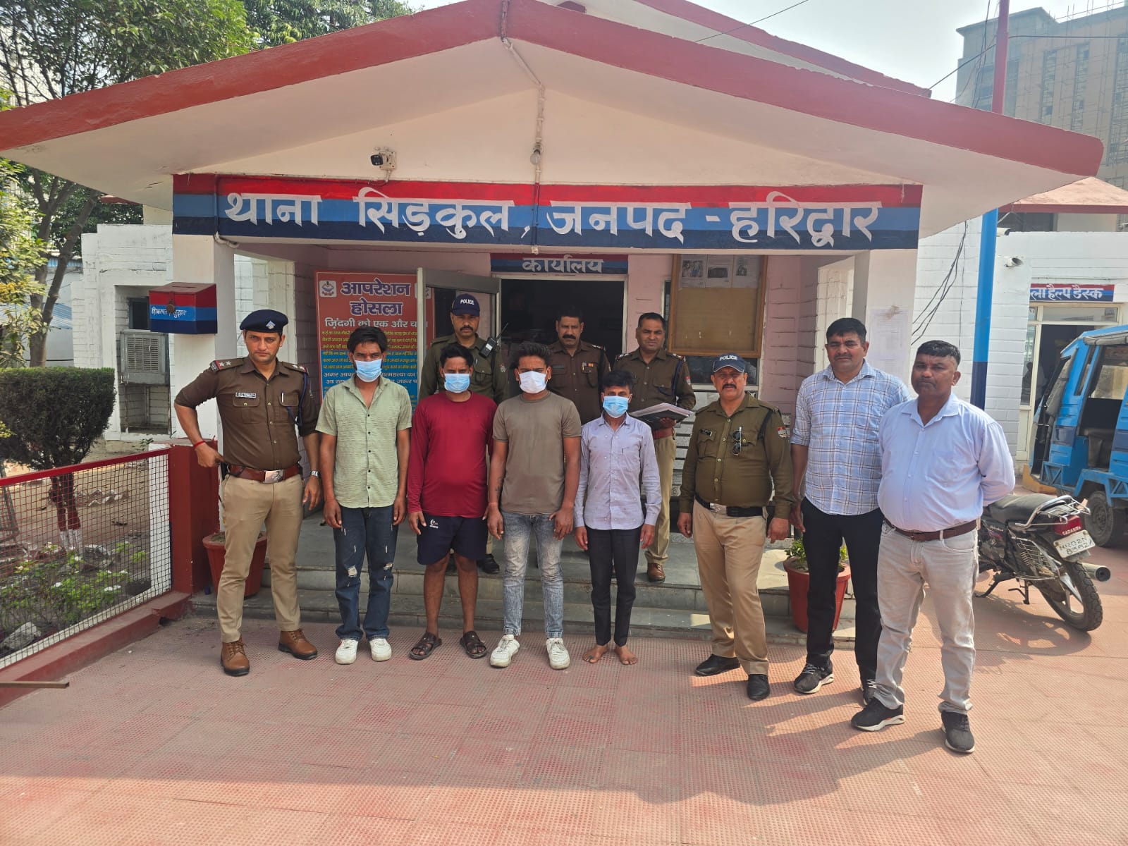 होली के दिन हुड़दंग और दबंगई दिखाते हुए ग्राम प्रधान के घर में घुसकर लाठी-डंडों, तलवार और तमंचे से जानलेवा हमला करने वाले चार आरोपियों को सिडकुल पुलिस ने किया गिरफ्तार