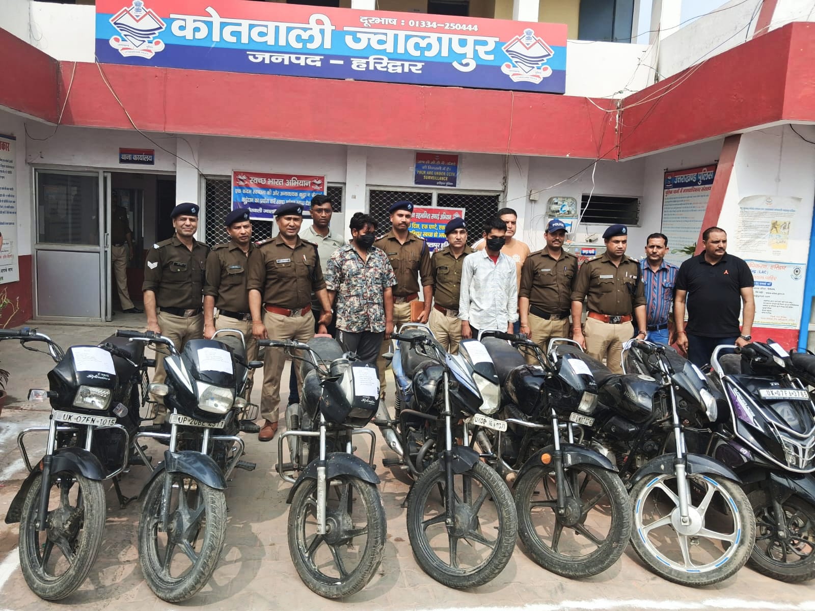 दोपहिया वाहन चोरी की बढ़ती घटनाओं पर ज्वालापुर पुलिस ने बड़ी चोट करते हुए अंतरराज्यीय वाहन चोर गिरोह का किया पर्दाफाश,गिरोह के दो शातिर सदस्यों को गिरफ्तार कर उनके कब्जे से चोरी की 10 बाइक और स्कूटी की बरामद,,,