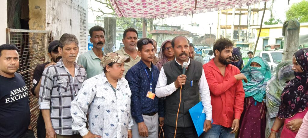 नगर निगम के सफाई कर्मियों की हड़ताल के चलते लगे कूड़े के अंबार,निगम प्रशासन ने हड़ताली कर्मियों को काम पर लौटने को कहा,कांग्रेस ने दिया समर्थन,,,