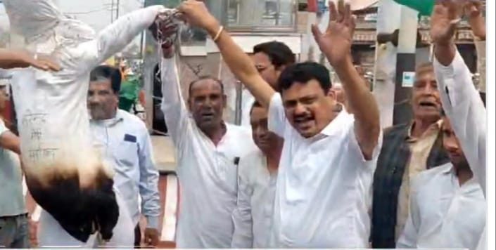 गैस की बढ़ती कीमतों तथा गैस किल्लत को लेकर कांग्रेसी नेताओं ने नारेबाजी कर फूंका भाजपा सरकार का पुतला,,,