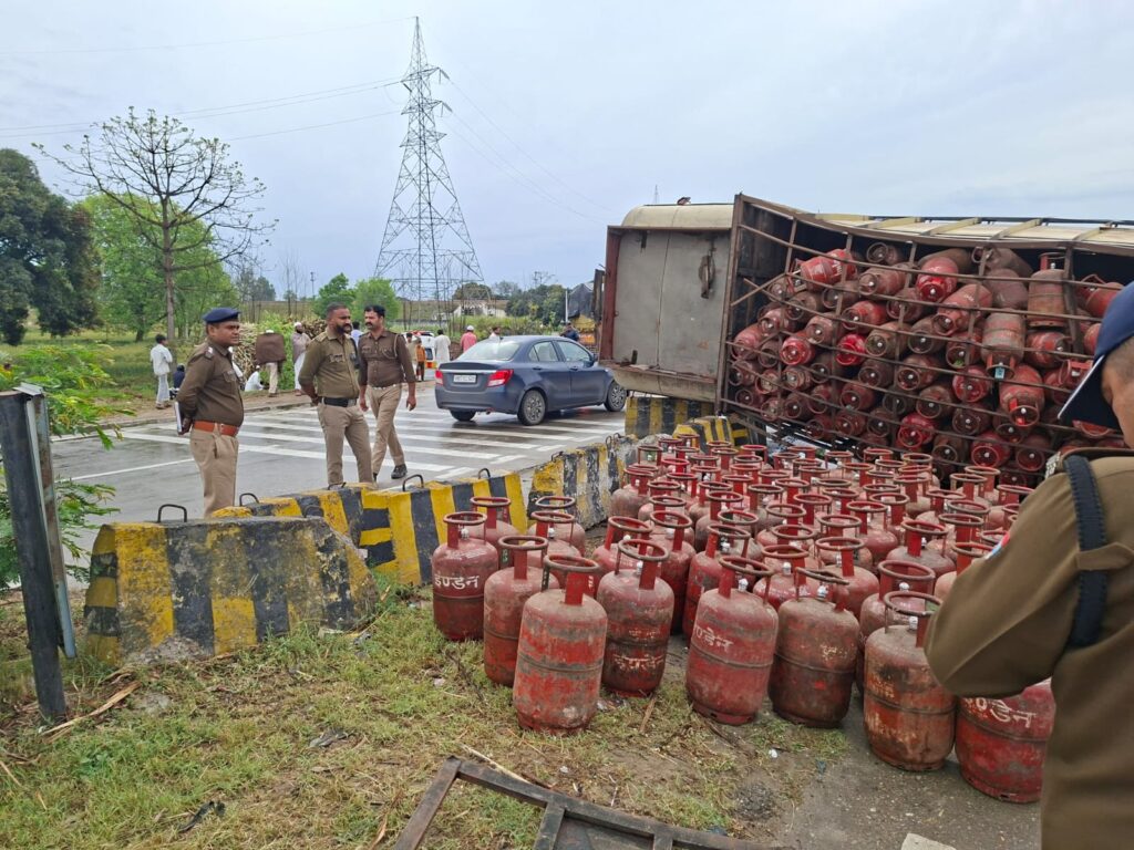 मंगलौर से भगवानपुर की ओर जा रहे गैस सिलेंडरों से भरे ट्रक और हरियाणा रोडवेज की बस के बीच  सुबह हुआ बड़ा हादसा,,,