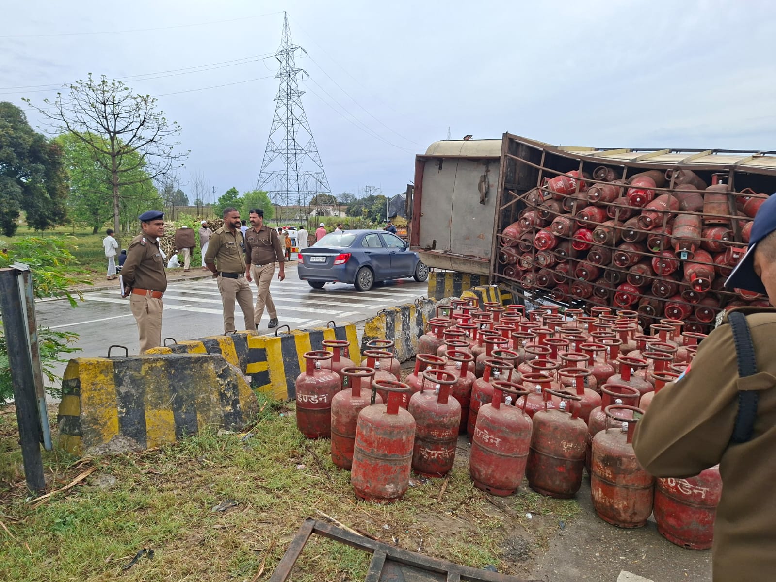 मंगलौर से भगवानपुर की ओर जा रहे गैस सिलेंडरों से भरे ट्रक और हरियाणा रोडवेज की बस के बीच  सुबह हुआ बड़ा हादसा,,,