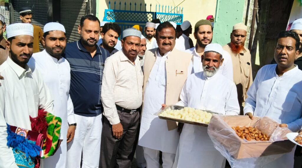 रुड़की व आसपास के ग्रामीण क्षेत्रों में हर्षोल्लास के साथ मनाई गई ईद,गणमान्य व्यक्तियों ने दी एक दूसरे को बधाई,,,