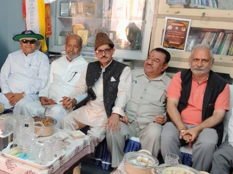 दिलों को जोड़ गई ईद,हिंदू-मुस्लिम ने गले मिलकर एक दूसरे को दी ईद उल फितर की बधाई,,,