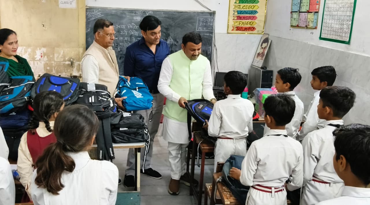 पूर्व मेयर गौरव गोयल ने छात्र-छात्राओं को बांटी पाठन सामग्री शिक्षा,संस्कार और सामाजिक एकता के महत्व पर दिया बल,,,