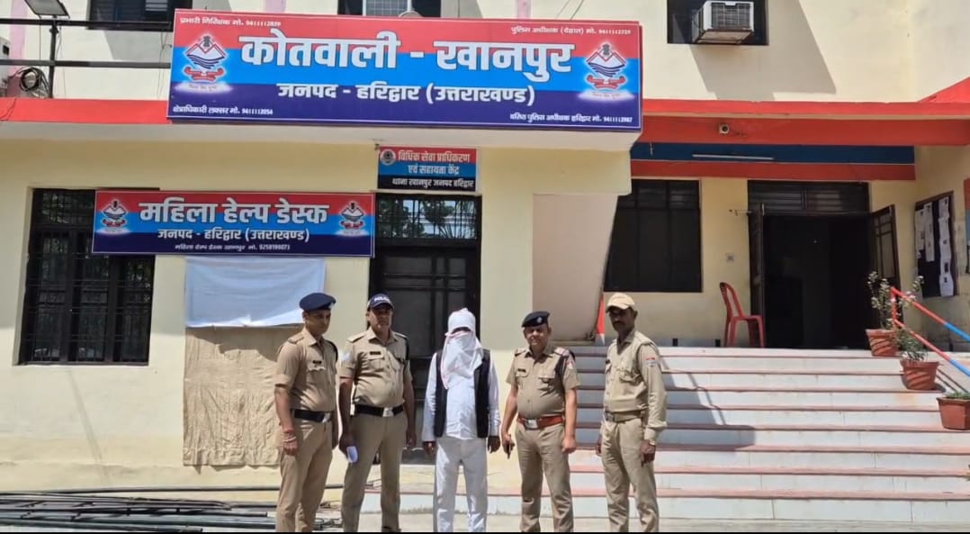 आरोपी के पास से  तीन देसी कट्टों 315 बोर एक देसी तमंचा 12 बोर और 40 ज़िंदा कारतूस बरामद,,,