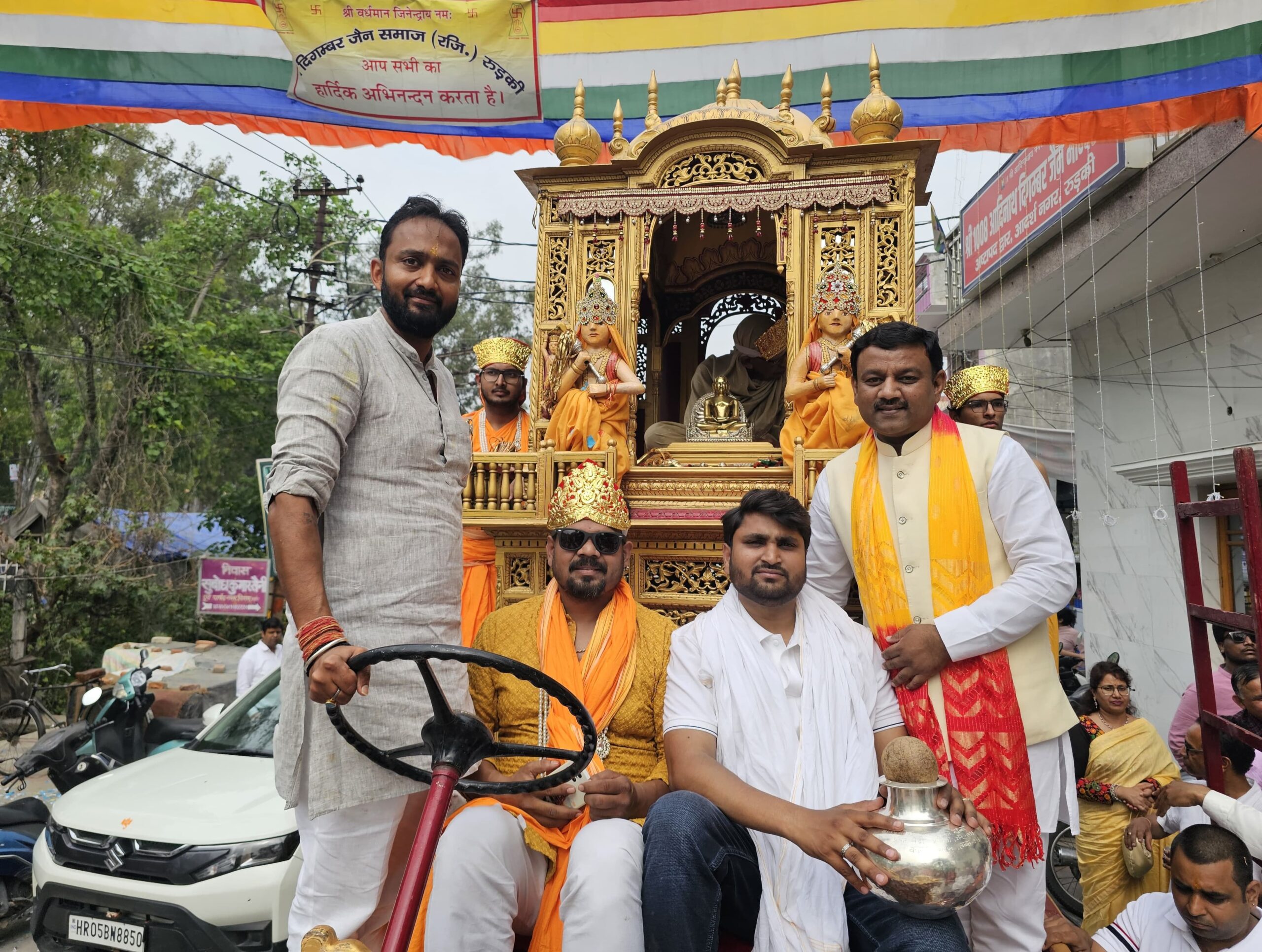 भगवान महावीर का जन्मोत्सव पर नगर में निकली भव्य शोभा यात्रा,विभिन्न स्थानों पर गणमान्य लोगों ने की पुष्प वर्षा,,,