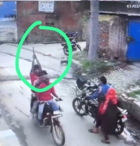 वीडियो वायरल बाइक सवार एक व्यक्ति व महिला के बराबर से गुजर रहे चार असामाजिक तत्वों ने की हवाई फायरिंग,,,