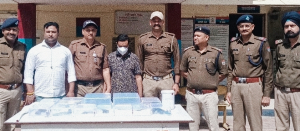 पुलिस ने वर्कशॉप की आड़ में अवैध असलहा बना रहे आरोपी के साथ भारी मात्रा में अवैध हथियार वह बनाने वाले उपकरण सहित भारी मात्रा में कारतूस किये बरामद,,,