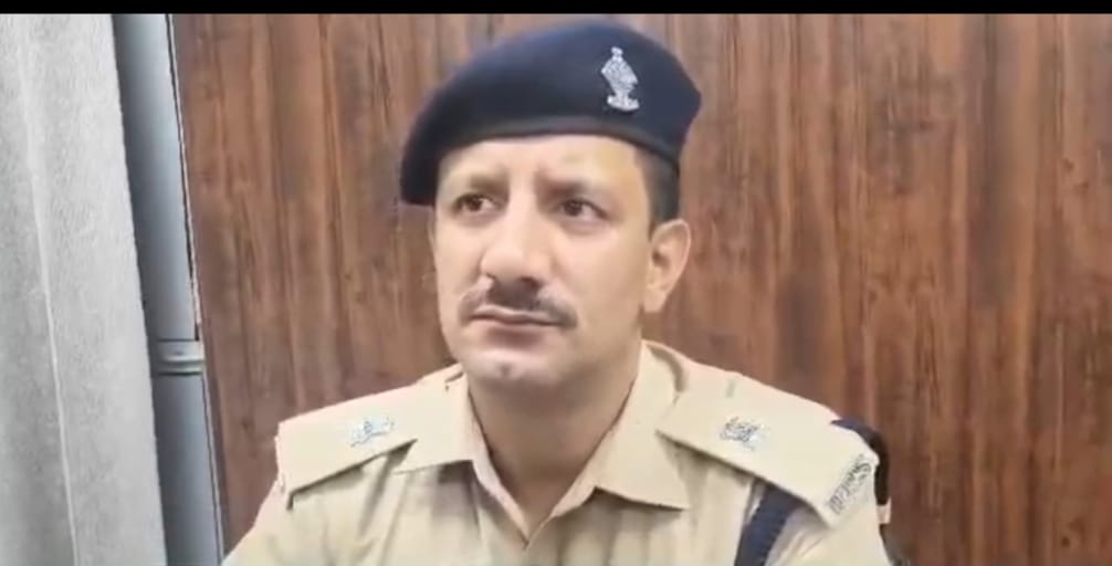 एसी के पाइप के लिए बुजुर्ग पिता और बेटों को रॉड से पीटा, रोंगटे खड़े कर देगा हमले का LIVE वीडियो….