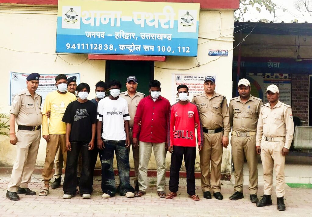 थाना पथरी क्षेत्र के सपेरा बस्ती घिस्सुपुरा में सत्यापन अभियान के दौरान हंगामा करने की कोशिश करने वाले 6 लोगों को पुलिस ने मौके से लिया हिरासत में,,,