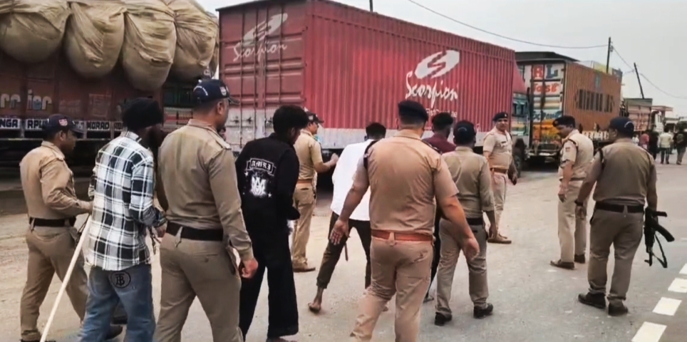 नशे में धुत युवकों ने रोडवेज बस का पीछा कर दो अलग-अलग स्थानों पर जमकर तोड़फोड़ की और चालक के साथ की मारपीट,,,