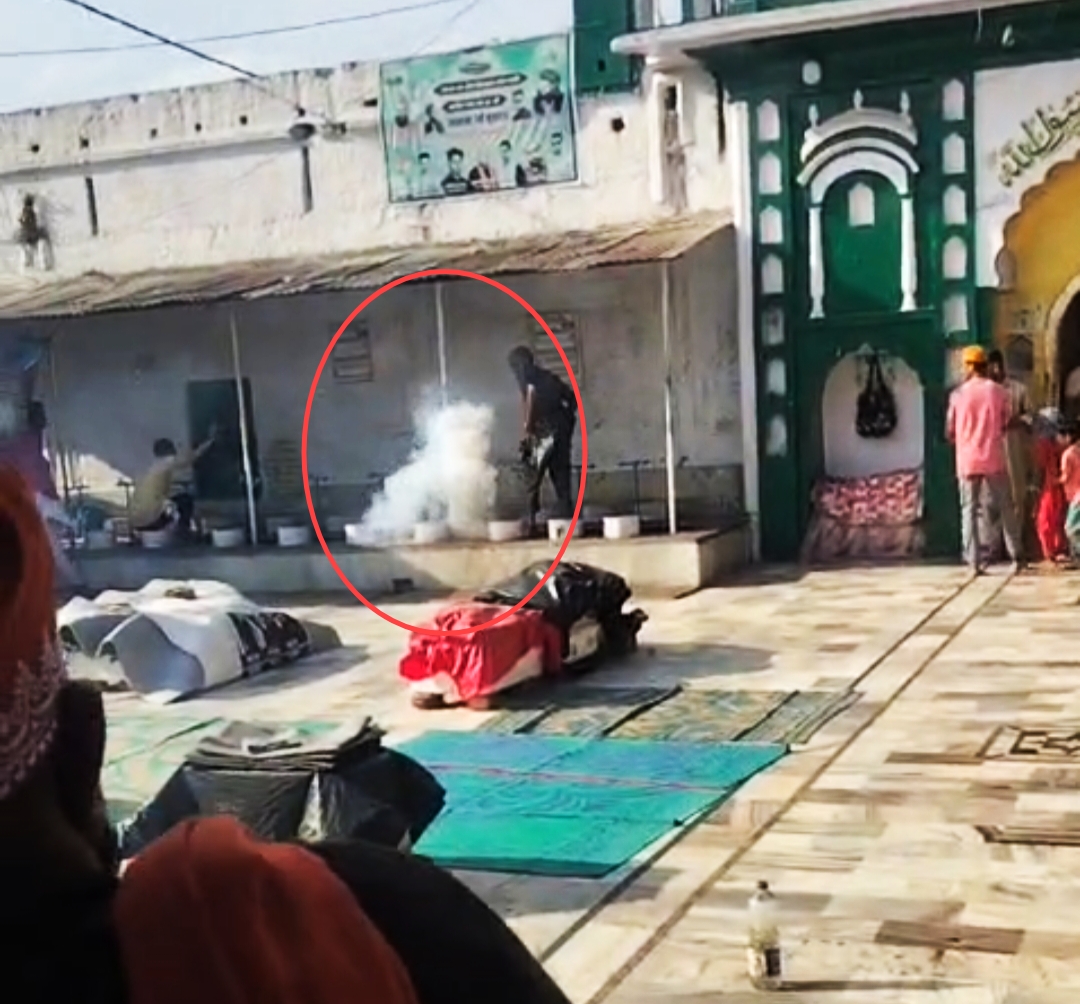 दरगाह परिसर के आसपास कुछ युवकों ने बेखौफ अंदाज में पटाखे छोड़ते हुए माहौल को दहशतनाक बनाया,,,