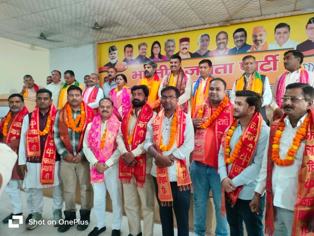 नवनियुक्त सभी मंडल अध्यक्षों एवं जिला पदाधिकारियों का प्रदेश अध्यक्ष नेत्रपाल मौर्य के साथ अन्य पदाधिकारियों ने पटका एवं फूल माला पहनकर किया स्वागत,,,