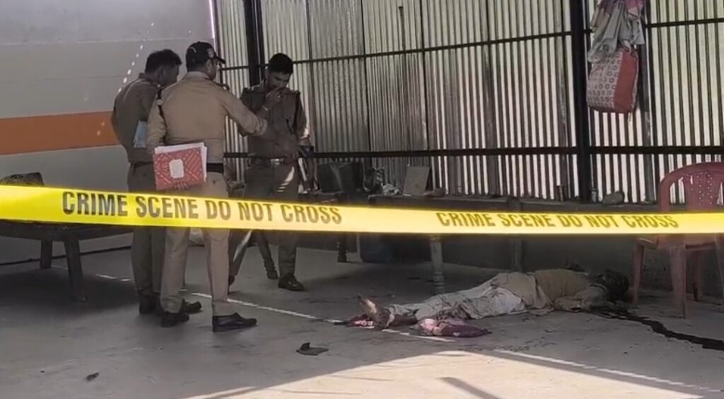 मंदिर में घुसे बदमाशों ने पुजारी की बेरहमी से की हत्या,,,