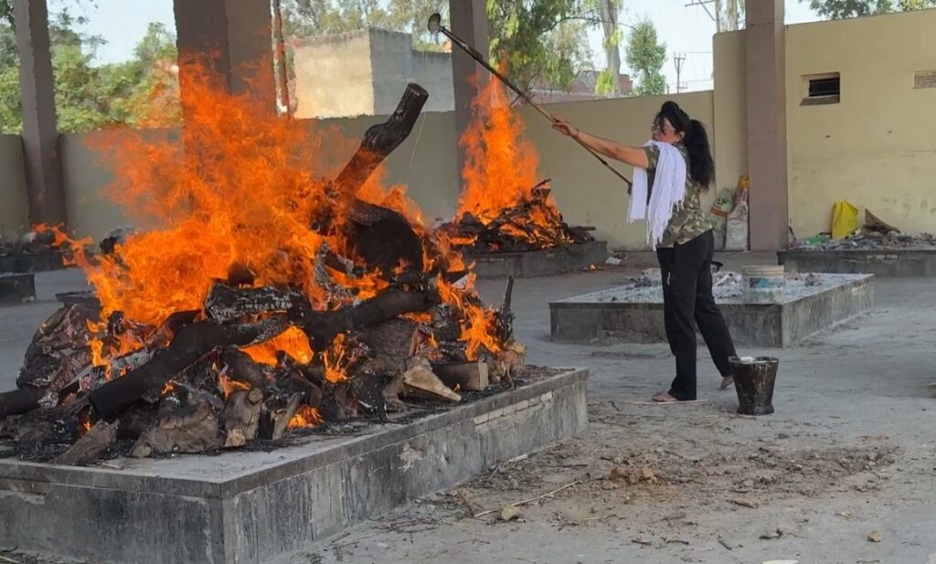 इंसानियत की मिसाल “लावारिसों की वारिस” क्रांतिकारी शालू सैनी ने फिर निभाया  का फर्ज,अज्ञात शव की बहन बनकर दी सम्मानजनक अंतिम विदाई,,,