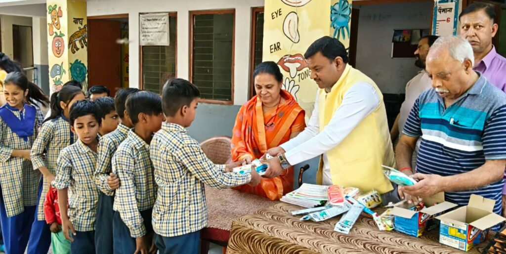 पूर्व मेयर गौरव गोयल ने राजकीय प्राथमिक विद्यालय में वितरित की पाठ्य सामग्री,शिक्षा को बताया परिवार और समाज के लिए आवश्यक,,,