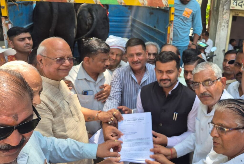 गौ हत्या प्रतिबंध व अन्य मांगों को लेकर गौ भक्तों ने ज्वाइंट मजिस्ट्रेट दीपक रामचंद्र सेट को सौंपा ज्ञापन,,,