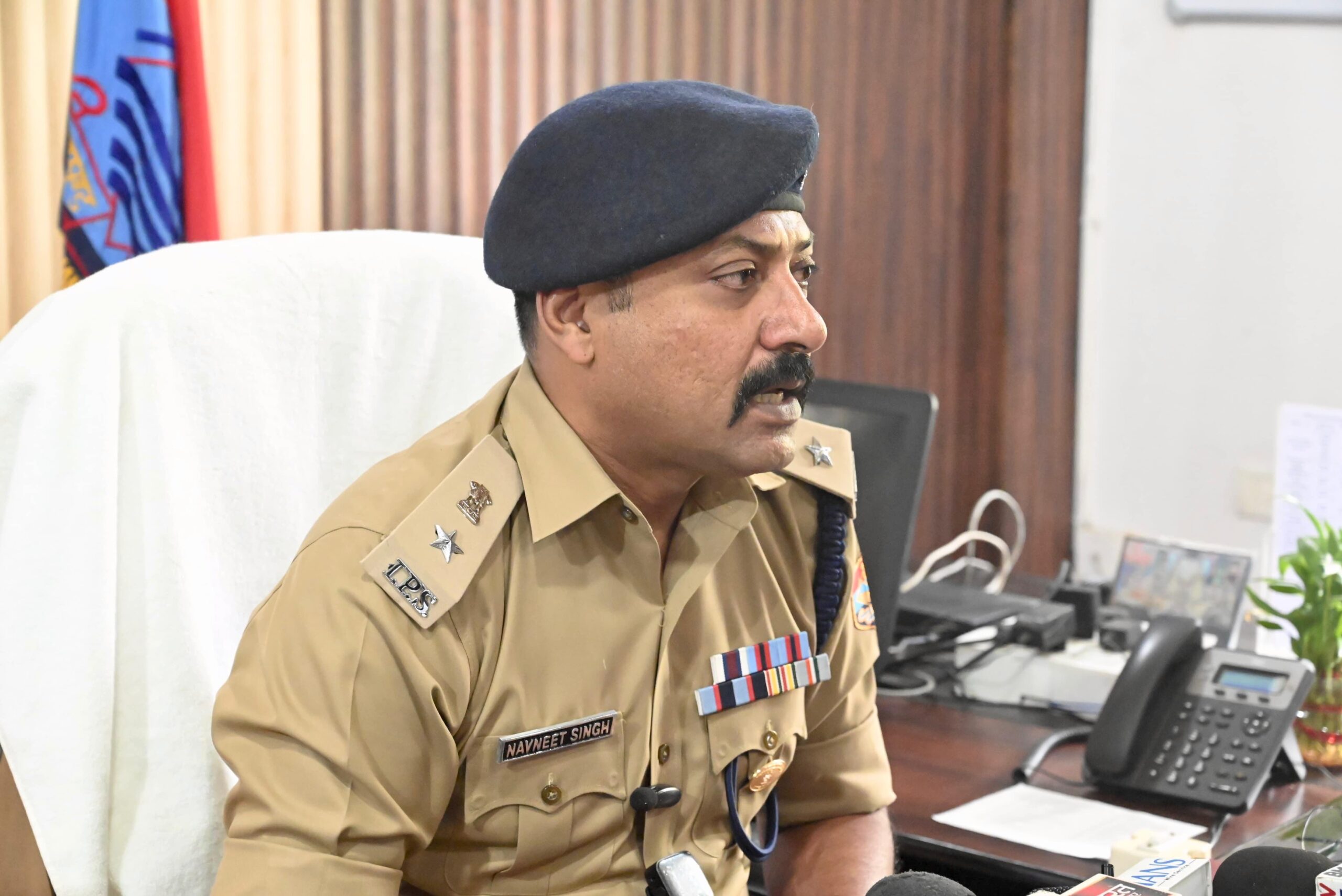 सिडकुल क्षेत्र में सार्वजनिक स्थानों, ढाबों और शराब के ठेकों के आसपास खुलेआम शराब पीकर हुड़दंग मचाने वालों पर हरिद्वार पुलिस का चला डंडा,,,