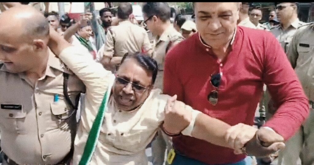 यूकेडी का उग्र प्रदर्शन,भाजपा प्रभारी के विरोध में पुलिस से नोकझोंक,टांग ले गयी पुलिस,,,